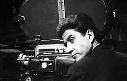 Alain Resnais kariyerine kısa belgeseller çekerek başladı. Özellikle sanat, kültür ve tarih üzerine yaptığı çalışmalar dikkat çekti.