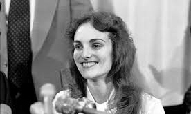 Patricia Campbell Hearst, 20 Şubat 1954 tarihinde Amerika Birleşik Devletleri'nin Kaliforniya eyaletinde dünyaya geldi. Zengin ve güçlü bir aileden gelen Hearst, Amerikan medya tarihinde önemli bir yere sahip olan Hearst ailesinin torunlarından biridir.
