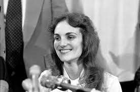 Patricia Campbell Hearst, 20 Şubat 1954 tarihinde Amerika Birleşik Devletleri'nin Kaliforniya eyaletinde dünyaya geldi. Zengin ve güçlü bir aileden gelen Hearst, Amerikan medya tarihinde önemli bir yere sahip olan Hearst ailesinin torunlarından biridir.
