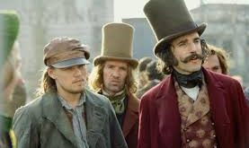 Martin Scorsese’nin 2002 yapımı New York Çeteleri (Gangs of New York), yalnızca bir dönem filmi değil, aynı zamanda Amerika’nın kimlik oluşumuna dair sert ve görkemli bir anlatıdır. Herbert Asbury’nin aynı adlı kitabından uyarlanan film, 19. yüzyıl New York’unda göç, sınıf çatışması ve şehirleşme sürecini merkezine alır.