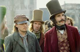 Martin Scorsese’nin 2002 yapımı New York Çeteleri (Gangs of New York), yalnızca bir dönem filmi değil, aynı zamanda Amerika’nın kimlik oluşumuna dair sert ve görkemli bir anlatıdır. Herbert Asbury’nin aynı adlı kitabından uyarlanan film, 19. yüzyıl New York’unda göç, sınıf çatışması ve şehirleşme sürecini merkezine alır.
