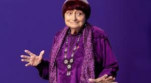 Agnès Varda, kariyeri boyunca yalnızca film üretmekle kalmamış; sanatın, hafızanın, kadın kimliğinin ve gündelik yaşamın sinemadaki karşılığını yeniden tanımlamıştır. Bu nedenle birçok sinema eleştirmeni onu “Yeni Dalga’nın büyükannesi”