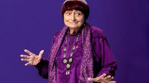 Agnès Varda, kariyeri boyunca yalnızca film üretmekle kalmamış; sanatın, hafızanın, kadın kimliğinin ve gündelik yaşamın sinemadaki karşılığını yeniden tanımlamıştır. Bu nedenle birçok sinema eleştirmeni onu “Yeni Dalga’nın büyükannesi”
