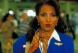 Tarantino’nun filmografisinde özel bir yere sahip olan Jackie Brown, yönetmenin diğer yapımlarındaki aşırı şiddet ve hızlı tempo yerine daha sakin, daha karakter merkezli ve daha duygusal bir anlatım tercih ettiği yapımlardan biridir.
