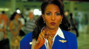 Tarantino’nun filmografisinde özel bir yere sahip olan Jackie Brown, yönetmenin diğer yapımlarındaki aşırı şiddet ve hızlı tempo yerine daha sakin, daha karakter merkezli ve daha duygusal bir anlatım tercih ettiği yapımlardan biridir.