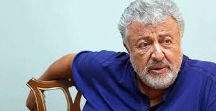 Mizahı yalnızca güldürmek için değil, toplumsal sorunları anlatmak için kullanan sanatçı; tiyatro, sinema, televizyon ve sahne dünyasında onlarca yıl boyunca etkisini sürdürmüştür.