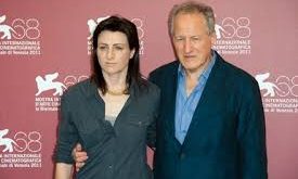 Hollywood’un ünlü yönetmenlerinden Michael Mann’ın kızı olması nedeniyle sinema dünyasıyla erken yaşlarda tanışan Ami Canaan Mann, buna rağmen kariyerini yalnızca ailesinin ünü üzerine kurmamış; kendi sinema dili ve bağımsız anlatım tarzıyla dikkat çekmeyi başarmıştır.