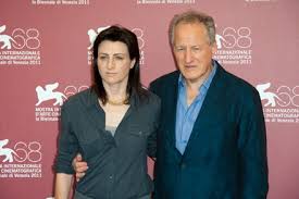 Hollywood’un ünlü yönetmenlerinden Michael Mann’ın kızı olması nedeniyle sinema dünyasıyla erken yaşlarda tanışan Ami Canaan Mann, buna rağmen kariyerini yalnızca ailesinin ünü üzerine kurmamış; kendi sinema dili ve bağımsız anlatım tarzıyla dikkat çekmeyi başarmıştır.