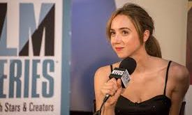 Zoe Kazan’ın kariyeri ilk olarak tiyatro sahnelerinde şekillenmiştir. New York’taki bağımsız tiyatro yapımlarında yer alarak hem oyunculuk hem de yazarlık deneyimi kazanmıştır.