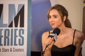 Zoe Kazan’ın kariyeri ilk olarak tiyatro sahnelerinde şekillenmiştir. New York’taki bağımsız tiyatro yapımlarında yer alarak hem oyunculuk hem de yazarlık deneyimi kazanmıştır.