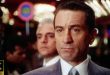 Scorsese’nin mafya dünyasına olan sinemasal yaklaşımının en görkemli örneklerinden biri kabul edilen Casino, Las Vegas’ın ihtişamlı neon ışıkları altında dönen kirli ilişkileri, suç ağlarını ve insan psikolojisini olağanüstü bir sinema diliyle anlatır.