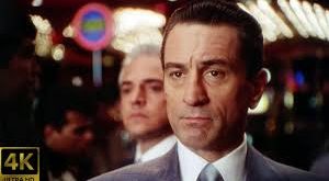 Scorsese’nin mafya dünyasına olan sinemasal yaklaşımının en görkemli örneklerinden biri kabul edilen Casino, Las Vegas’ın ihtişamlı neon ışıkları altında dönen kirli ilişkileri, suç ağlarını ve insan psikolojisini olağanüstü bir sinema diliyle anlatır.