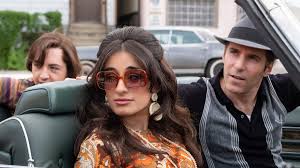 Film, yalnızca bir mafya hikâyesi anlatmakla kalmaz; aynı zamanda Amerikan toplumundaki değişimleri, aile bağlarını, kimlik krizlerini ve organize suç dünyasının dönüşümünü ele alır.