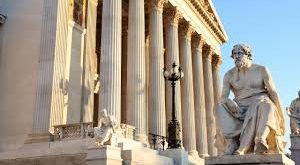 Thukidides Tuzağı yalnızca askeri çatışmaları değil; ekonomik, siyasi, teknolojik ve diplomatik gerilimleri de açıklamaya çalışan bir yaklaşım olarak değerlendirilir. Bu nedenle modern jeopolitik analizlerde oldukça önemli bir yere sahiptir.