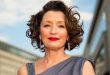 Sanata olan ilgisi zamanla oyunculuğa yöneldi. Eğitim hayatı boyunca tiyatro çalışmalarına katılan Lesley Manville, kısa süre içinde oyunculuk konusunda dikkat çekici bir yeteneğe sahip olduğunu gösterdi. Londra’daki önemli sanat kurumlarında eğitim aldıktan sonra profesyonel kariyerine adım attı.