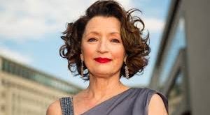 Sanata olan ilgisi zamanla oyunculuğa yöneldi. Eğitim hayatı boyunca tiyatro çalışmalarına katılan Lesley Manville, kısa süre içinde oyunculuk konusunda dikkat çekici bir yeteneğe sahip olduğunu gösterdi. Londra’daki önemli sanat kurumlarında eğitim aldıktan sonra profesyonel kariyerine adım attı.