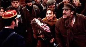 Film, 19. yüzyıl Fransa’sında bir kömür madeninde çalışan işçilerin hayatına odaklanır. Ancak bu yalnızca bir işçi hikâyesi değildir; aynı zamanda insan onuru, adalet arayışı ve kolektif mücadele üzerine kurulu evrensel bir anlatıdır.