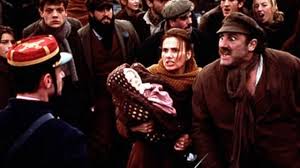 Film, 19. yüzyıl Fransa’sında bir kömür madeninde çalışan işçilerin hayatına odaklanır. Ancak bu yalnızca bir işçi hikâyesi değildir; aynı zamanda insan onuru, adalet arayışı ve kolektif mücadele üzerine kurulu evrensel bir anlatıdır.