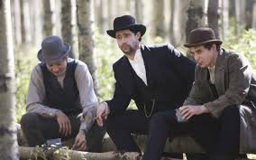Klasik western filmleri genellikle kovalamacalar, çatışmalar ve kahramanlık hikâyeleriyle tanınırken, The Assassination of Jesse James by the Coward Robert Ford daha sakin, daha ağır ilerleyen ve karakterlerin psikolojik yönlerine yoğunlaşan bir yapı kurar. Bu yönüyle film, türün alışılmış kalıplarını kırmayı başarmıştır.