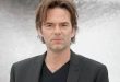 Billy Burke, özellikle karakter odaklı performanslarıyla tanınan, Hollywood’un en istikrarlı ve çok yönlü oyuncularından biridir. Geniş kitleler tarafından özellikle Twilight (Alacakaranlık) serisindeki Charlie Swan rolüyle tanınsa da, kariyeri yalnızca bu yapımla sınırlı değildir.
