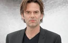 Billy Burke, özellikle karakter odaklı performanslarıyla tanınan, Hollywood’un en istikrarlı ve çok yönlü oyuncularından biridir. Geniş kitleler tarafından özellikle Twilight (Alacakaranlık) serisindeki Charlie Swan rolüyle tanınsa da, kariyeri yalnızca bu yapımla sınırlı değildir.