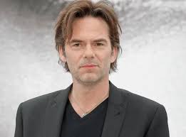 Billy Burke, özellikle karakter odaklı performanslarıyla tanınan, Hollywood’un en istikrarlı ve çok yönlü oyuncularından biridir. Geniş kitleler tarafından özellikle Twilight (Alacakaranlık) serisindeki Charlie Swan rolüyle tanınsa da, kariyeri yalnızca bu yapımla sınırlı değildir.