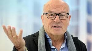 Kariyeri boyunca savaşın, totaliter rejimlerin, bireysel özgürlüğün, toplumsal adaletsizliğin ve insan haklarının ele alındığı filmler üretmiş; hem sanatsal hem de düşünsel açıdan güçlü yapımlara imza atmıştır. Özellikle 1979 yapımı The Tin Drum (Die Blechtrommel) filmiyle kazandığı Altın Palmiye ve Akademi Ödülü, onu dünya sinemasının seçkin yönetmenleri arasına taşımıştır.