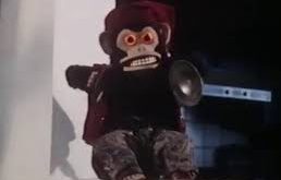 1980’li yıllar korku sinemasının altın çağlarından biri olarak kabul edilir. Bu dönemde slasher filmleri, doğaüstü korkular, şeytani varlıklar ve lanetli nesneler üzerine kurulu sayısız yapım beyazperdede izleyiciyle buluştu. Büyük bütçeli yapımlar kadar düşük bütçeli ama yaratıcı fikirler taşıyan filmler de türün gelişiminde önemli rol oynadı.