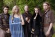 Fantastik tarih dizileri denildiğinde akla genellikle büyük savaşlar, taht mücadeleleri ve unutulmaz karakterler gelir. 2011 yılında yayınlanan Camelot, tam da bu unsurları bir araya getiren, ancak bunu yaparken Arthur efsanesine daha karanlık, daha politik ve daha yetişkin bir yorum getiren dikkat çekici bir yapımdır. İrlanda-Kanada ortak yapımı olan dizi, Starz tarafından ekranlara taşınmış ve kısa ömrüne rağmen fantastik drama severlerin hafızasında yer edinmiştir.