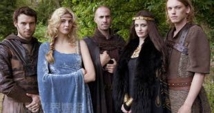 Fantastik tarih dizileri denildiğinde akla genellikle büyük savaşlar, taht mücadeleleri ve unutulmaz karakterler gelir. 2011 yılında yayınlanan Camelot, tam da bu unsurları bir araya getiren, ancak bunu yaparken Arthur efsanesine daha karanlık, daha politik ve daha yetişkin bir yorum getiren dikkat çekici bir yapımdır. İrlanda-Kanada ortak yapımı olan dizi, Starz tarafından ekranlara taşınmış ve kısa ömrüne rağmen fantastik drama severlerin hafızasında yer edinmiştir.