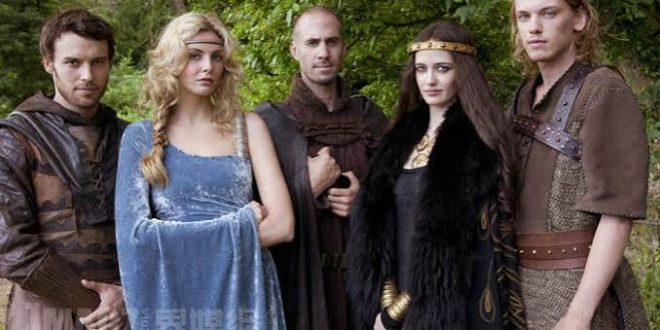 Fantastik tarih dizileri denildiğinde akla genellikle büyük savaşlar, taht mücadeleleri ve unutulmaz karakterler gelir. 2011 yılında yayınlanan Camelot, tam da bu unsurları bir araya getiren, ancak bunu yaparken Arthur efsanesine daha karanlık, daha politik ve daha yetişkin bir yorum getiren dikkat çekici bir yapımdır. İrlanda-Kanada ortak yapımı olan dizi, Starz tarafından ekranlara taşınmış ve kısa ömrüne rağmen fantastik drama severlerin hafızasında yer edinmiştir.