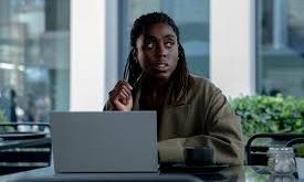 İngiliz sinemasının son yıllarda uluslararası alanda en çok dikkat çeken isimlerinden biri olan Lashana Lynch, güçlü ekran performansı, çok yönlü oyunculuğu ve Hollywood yapımlarındaki etkileyici rolleriyle öne çıkan bir aktristir. Hem bağımsız projelerde hem de büyük bütçeli gişe filmlerinde yer alarak kariyerini hızla yükselten Lynch, günümüz popüler sinemasının en önemli kadın oyuncularından biri olarak kabul edilmektedir.