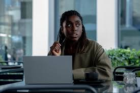 İngiliz sinemasının son yıllarda uluslararası alanda en çok dikkat çeken isimlerinden biri olan Lashana Lynch, güçlü ekran performansı, çok yönlü oyunculuğu ve Hollywood yapımlarındaki etkileyici rolleriyle öne çıkan bir aktristir. Hem bağımsız projelerde hem de büyük bütçeli gişe filmlerinde yer alarak kariyerini hızla yükselten Lynch, günümüz popüler sinemasının en önemli kadın oyuncularından biri olarak kabul edilmektedir.