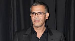 Abdellatif Kechiche, çağdaş Avrupa sinemasının en özgün ve tartışmalı isimlerinden biri olarak kabul edilir. Oyunculukla başladığı kariyerini senaristlik ve yönetmenlikle taçlandıran Kechiche, özellikle toplumsal gerçekçilik, göçmen kimliği, sınıf çatışmaları ve insan ilişkilerine odaklanan filmleriyle uluslararası alanda büyük saygınlık kazanmıştır. 2013 yılında çektiği Blue Is the Warmest Colour (Mavi En Sıcak Renktir) ile Cannes Film Festivali'nin en prestijli ödülü olan Altın Palmiye'yi kazanarak dünya sinemasının en önemli yönetmenleri arasına adını yazdırmıştır.