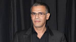 Abdellatif Kechiche, çağdaş Avrupa sinemasının en özgün ve tartışmalı isimlerinden biri olarak kabul edilir. Oyunculukla başladığı kariyerini senaristlik ve yönetmenlikle taçlandıran Kechiche, özellikle toplumsal gerçekçilik, göçmen kimliği, sınıf çatışmaları ve insan ilişkilerine odaklanan filmleriyle uluslararası alanda büyük saygınlık kazanmıştır. 2013 yılında çektiği Blue Is the Warmest Colour (Mavi En Sıcak Renktir) ile Cannes Film Festivali'nin en prestijli ödülü olan Altın Palmiye'yi kazanarak dünya sinemasının en önemli yönetmenleri arasına adını yazdırmıştır.