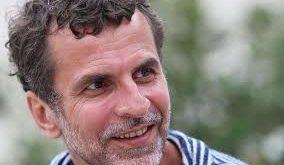 Fransız sinemasının çağdaş dönem yönetmenlerinden biri olan Éric Lartigau, hem televizyon hem de sinema alanında ürettiği eserlerle tanınan çok yönlü bir sanatçıdır. Özellikle komedi ve dram türlerini bir araya getiren anlatım tarzı, onu modern Fransız sinemasında kendine özgü bir yere taşımıştır.
