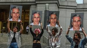 Jeffrey Epstein yalnızca mali dünyadaki faaliyetleriyle değil, yıllar boyunca kurduğu sistematik istismar ağı nedeniyle de gündeme gelmiştir. Hakkında yürütülen soruşturmalar, yüzlerce mağdurun ifadeleri ve mahkeme kayıtları, onun uzun yıllar boyunca reşit olmayan kız çocuklarını ve genç kadınları hedef alan organize bir sömürü sistemi kurduğunu ortaya koymuştur.