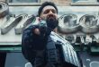 Marvel denildiğinde çoğu izleyicinin aklına süper güçlere sahip kahramanlar, büyük ölçekli savaşlar ve renkli karakterler gelir. Ancak 2017 yılında yayınlanan The Punisher, bu algıyı önemli ölçüde değiştiren yapımlardan biri oldu. Netflix ve Marvel iş birliğiyle hazırlanan dizi, süper kahraman anlatılarından çok suç, intikam, travma ve adalet kavramlarına odaklanan sert bir hikâye sunuyor. Başrolde Jon Bernthal’ın hayat verdiği Frank Castle karakteri, Marvel televizyon yapımları arasında en karanlık ve en gerçekçi figürlerden biri olarak öne çıkıyor.