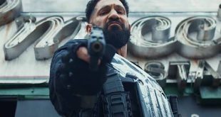 Marvel denildiğinde çoğu izleyicinin aklına süper güçlere sahip kahramanlar, büyük ölçekli savaşlar ve renkli karakterler gelir. Ancak 2017 yılında yayınlanan The Punisher, bu algıyı önemli ölçüde değiştiren yapımlardan biri oldu. Netflix ve Marvel iş birliğiyle hazırlanan dizi, süper kahraman anlatılarından çok suç, intikam, travma ve adalet kavramlarına odaklanan sert bir hikâye sunuyor. Başrolde Jon Bernthal’ın hayat verdiği Frank Castle karakteri, Marvel televizyon yapımları arasında en karanlık ve en gerçekçi figürlerden biri olarak öne çıkıyor.