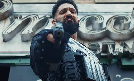 Marvel denildiğinde çoğu izleyicinin aklına süper güçlere sahip kahramanlar, büyük ölçekli savaşlar ve renkli karakterler gelir. Ancak 2017 yılında yayınlanan The Punisher, bu algıyı önemli ölçüde değiştiren yapımlardan biri oldu. Netflix ve Marvel iş birliğiyle hazırlanan dizi, süper kahraman anlatılarından çok suç, intikam, travma ve adalet kavramlarına odaklanan sert bir hikâye sunuyor. Başrolde Jon Bernthal’ın hayat verdiği Frank Castle karakteri, Marvel televizyon yapımları arasında en karanlık ve en gerçekçi figürlerden biri olarak öne çıkıyor.