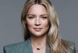 Virginie Efira, Belçika doğumlu bir oyuncu ve televizyon sunucusudur. Kariyerine televizyon sunuculuğuyla başlayan Efira, zamanla Avrupa sinemasının en başarılı ve çok yönlü kadın oyuncularından biri haline gelmiştir. Hem komedi hem de drama türlerindeki performanslarıyla dikkat çeken sanatçı, özellikle 2010’lu yıllardan itibaren Fransız sinemasında güçlü bir yer edinmiştir.