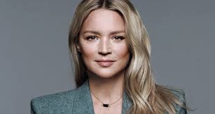 Virginie Efira, Belçika doğumlu bir oyuncu ve televizyon sunucusudur. Kariyerine televizyon sunuculuğuyla başlayan Efira, zamanla Avrupa sinemasının en başarılı ve çok yönlü kadın oyuncularından biri haline gelmiştir. Hem komedi hem de drama türlerindeki performanslarıyla dikkat çeken sanatçı, özellikle 2010’lu yıllardan itibaren Fransız sinemasında güçlü bir yer edinmiştir.