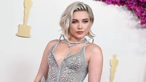 Florence Pugh, modern İngiliz sinemasının en dikkat çekici ve çok yönlü oyuncularından biri olarak kabul edilen bir aktristir. 3 Ocak 1996 tarihinde İngiltere’nin Oxford kentinde doğan Pugh, genç yaşına rağmen hem bağımsız sinema hem de büyük bütçeli Hollywood yapımlarında sergilediği performanslarla uluslararası bir yıldız haline gelmiştir.