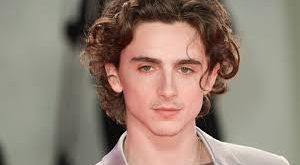 Timothée Chalamet, modern sinemanın en dikkat çekici genç yeteneklerinden biri olarak kabul edilmektedir. Kısa sürede bağımsız filmlerden büyük Hollywood yapımlarına uzanan kariyeri, onu “yeni nesil oyunculuk” anlayışının en önemli temsilcilerinden biri haline getirmiştir. Hem dramatik rollerdeki derinliği hem de dönem filmlerindeki doğal performansı sayesinde uluslararası bir yıldız olmuştur.