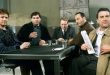 1998 yapımı Ronin, usta yönetmen John Frankenheimer imzası taşıyan, casusluk ve gerilim türlerini modern bir aksiyon diliyle yeniden yorumlayan önemli bir yapımdır. Film, Soğuk Savaş sonrası dönemde kimliksizleşen eski ajanların dünyasını merkeze alarak, hem politik hem de bireysel düzeyde bir “boşluk çağı” atmosferi yaratır.