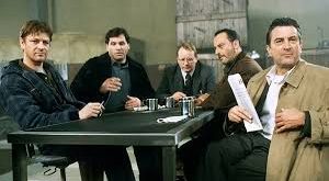 1998 yapımı Ronin, usta yönetmen John Frankenheimer imzası taşıyan, casusluk ve gerilim türlerini modern bir aksiyon diliyle yeniden yorumlayan önemli bir yapımdır. Film, Soğuk Savaş sonrası dönemde kimliksizleşen eski ajanların dünyasını merkeze alarak, hem politik hem de bireysel düzeyde bir “boşluk çağı” atmosferi yaratır.