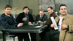 1998 yapımı Ronin, usta yönetmen John Frankenheimer imzası taşıyan, casusluk ve gerilim türlerini modern bir aksiyon diliyle yeniden yorumlayan önemli bir yapımdır. Film, Soğuk Savaş sonrası dönemde kimliksizleşen eski ajanların dünyasını merkeze alarak, hem politik hem de bireysel düzeyde bir “boşluk çağı” atmosferi yaratır.