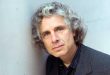 Dilin kökeni, insan zihninin işleyişi ve insan doğasının temel özellikleri üzerine yaptığı çalışmalarla tanınan Steven Pinker, çağdaş bilişsel bilimin en etkili isimlerinden biridir. Psikoloji, dilbilim, sinirbilim ve evrim teorisini bir araya getiren yaklaşımıyla geniş bir akademik çevreyi etkilemiş, aynı zamanda popüler bilim kitapları sayesinde milyonlarca okuyucuya ulaşmıştır.