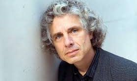 Dilin kökeni, insan zihninin işleyişi ve insan doğasının temel özellikleri üzerine yaptığı çalışmalarla tanınan Steven Pinker, çağdaş bilişsel bilimin en etkili isimlerinden biridir. Psikoloji, dilbilim, sinirbilim ve evrim teorisini bir araya getiren yaklaşımıyla geniş bir akademik çevreyi etkilemiş, aynı zamanda popüler bilim kitapları sayesinde milyonlarca okuyucuya ulaşmıştır.