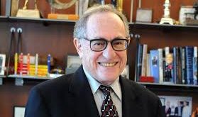 Amerikan hukuk dünyasının en tanınmış isimlerinden biri olan Alan Dershowitz, yarım yüzyılı aşan akademik kariyeri, yüksek profilli davalardaki rolü ve kamuoyunda sık sık gündem yaratan açıklamalarıyla modern Amerikan hukuk tarihinin en dikkat çekici figürlerinden biri olarak kabul edilir. Anayasa hukuku, ceza hukuku, ifade özgürlüğü ve medeni haklar alanlarındaki çalışmalarıyla tanınan Dershowitz, aynı zamanda akademisyen, yazar, hukuk yorumcusu ve siyasi tartışmaların etkili isimlerinden biridir.